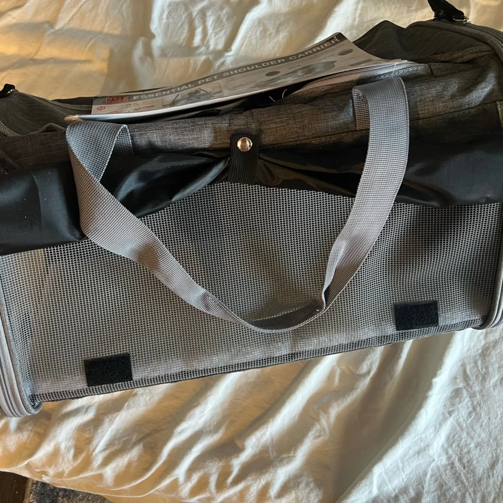 Pet shoulder carrier